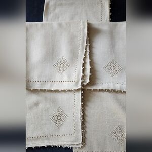 FIVE VINTAGE PULL THREAD EASY CARE CLOTH NAPKINS